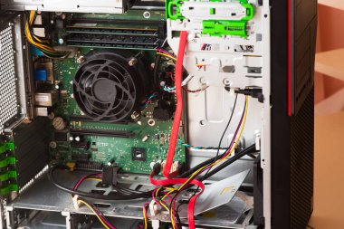 Siyah eldivenli büyücü kişisel bilgisayarı restore eder. Bilgisayarın yedek parçalarına ayrılması. Aletleri kullanarak bilgisayar ekipmanlarının bakımı. İçerideki bilgisayar görüntüsü. comp servisi