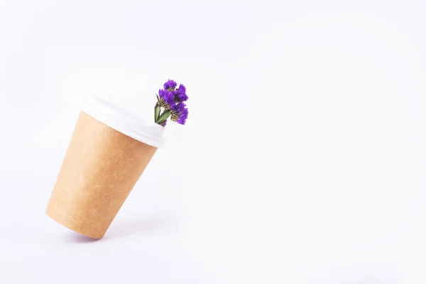 Φλιτζάνι Καφέ Από Επαναχρησιμοποιήσιμα Υλικά Μπλε Λουλούδια Στο Εσωτερικό Γωνία — Φωτογραφία Αρχείου