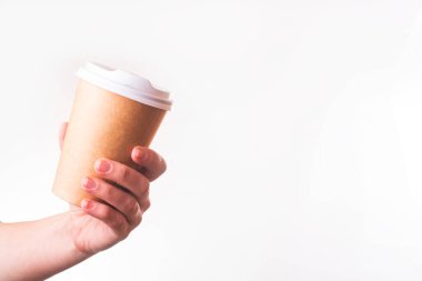 Beyaz arka planda, elinde yeniden kullanılabilir kahve fincanı vardı. sıfır atık konsepti. Ekoloji. Plastik bardakların yerine. Uzayı kopyala, yeşile git, izole et