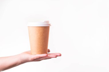 Beyaz arka planda, elinde yeniden kullanılabilir kahve fincanı vardı. sıfır atık konsepti. Ekoloji. Plastik bardakların yerine. Uzayı kopyala, yeşile git, izole et