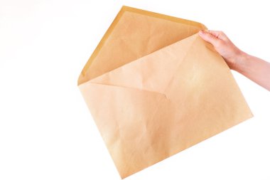 Beyaz arka plandaki elinde organik not defteri açık posta zarfı var. kopyalama alanı. Yakından izole et. Üst görünüm,