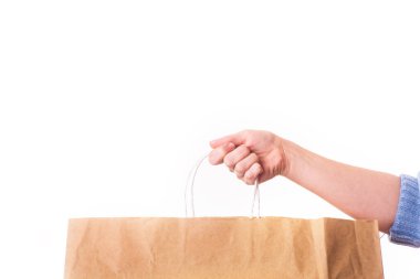 Beyaz sırtlı, elinde kese kağıdı vardı. Polietilen konsept yerine kağıt poşetler kullanarak, kopyalama alanı ve pankart kullanarak. Sıfır atık, plastik yok. izole