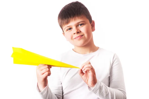 Söt Pojke Unge Vit Shirt Hålla Gulpw Papper Plan Origami — Stockfoto