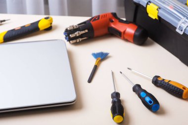 Sihirbaz dizüstü bilgisayarı restore eder. Dizüstü bilgisayarın yedek parçalarına ayrılması. Tahta, iyileşme için dizüstü bilgisayarın bir parçası. Aletleri kullanarak bilgisayar ekipmanlarının bakımı. İçerideki dizüstü bilgisayara bak