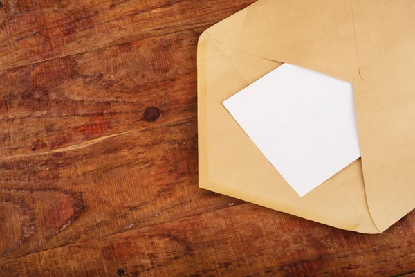 Οργανικό Σημειωματάριο Ανοιχτό Ταχυδρομικό Φάκελο Καθαρό Χαρτί Στο Ξύλινο Φόντο — Φωτογραφία Αρχείου