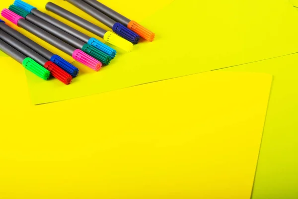 Farbpapiere Und Filzstifte Von Oben Für Kreatives Arbeiten Mehrfarbigen Hintergrund — Stockfoto
