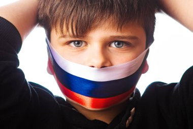 Bir çocuğun portresi yüzünü Rusya bayrağıyla kaplamıştı. Ukrayna 'nın kızışması, savaş. Ukrayna ve Rusya arasındaki çatışma
