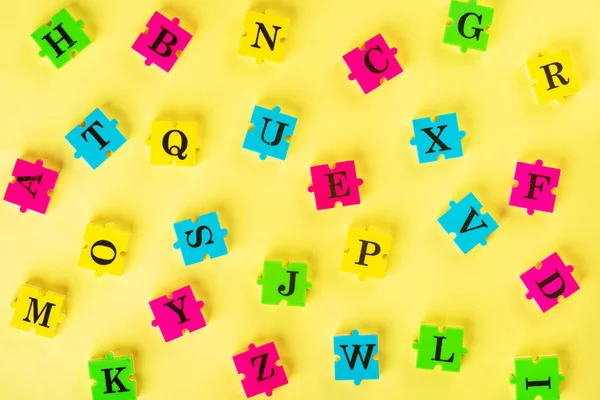 Vue du dessus de l'alphabet anglais à partir de puzzles multicolores Simulateur pour apprendre l'anglais. Processus éducatif. École — Photo