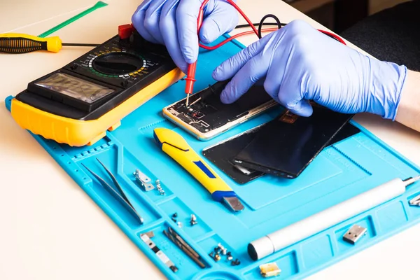 Vakman Rubberen Handschoenen Repareren Onderhouden Een Mobiele Telefoon Een Speciale — Stockfoto