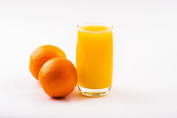 橙汁杯与橙果 被白色背景隔离 健康的维生素饮料 健康的生活方式饮食早餐 新鲜果汁 高分辨率 复制空间 文本位置 — 图库照片