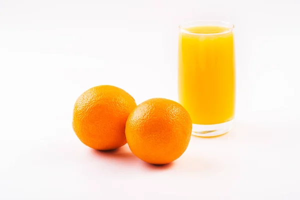 オレンジフルーツとオレンジジュースグラス 白い背景に隔離されている 健康的なビタミン飲料です 健康的なライフスタイル 食事の朝食 フレッシュジュース 高解像度 コピースペース テキストの場所 — ストック写真