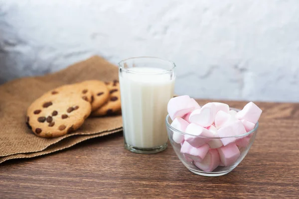 Biscoitos Perfumados Saborosos Caseiros Com Passas Marshmallows Forma Corações Copo — Fotografia de Stock