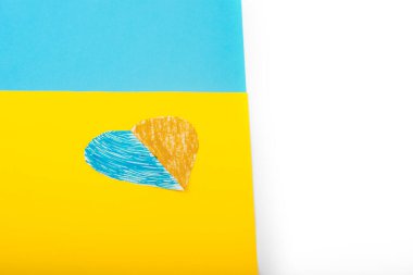 Beyaz arka planda Ukrayna bayrağı ve Ukrayna bayrağı renginde boyanmış kağıt kalp. Devletin sembolü. Yat yere, yat yere. Uzayı kopyala Patriot 'un şeyi. Ulusal Flama