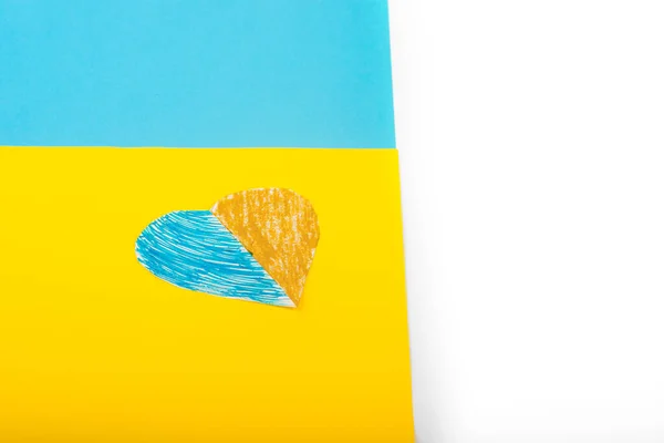 Σημαία Της Ουκρανίας Λευκό Φόντο Και Καρδιά Από Χαρτί Ζωγραφισμένα — Φωτογραφία Αρχείου
