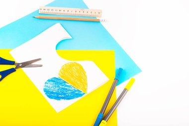 Mavi ve sarı renkli kağıt dokusu. Ukrayna 'yı sembolize etmek için mavi ve sarı renklerle boyanmış. Ukrayna Trend renklerini destekleyen yaratıcılık