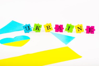 Ukrayna ve sarı ve mavi renkli harflerin bulmacaları. Devletin sembolü. Uzayı kopyala Ulusal Flama