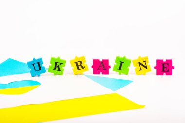 Ukrayna ve sarı ve mavi renkli harflerin bulmacaları. Devletin sembolü. Uzayı kopyala Ulusal Flama