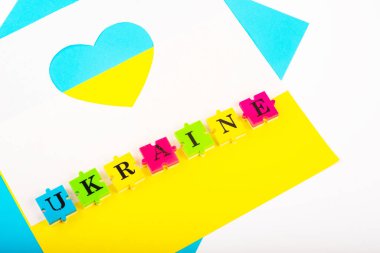 Ukrayna ve sarı ve mavi renkli harflerin bulmacaları. Devletin sembolü. Uzayı kopyala Ulusal Flama