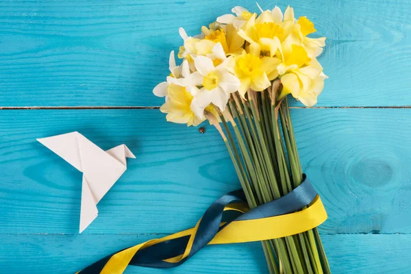 Yellow Daffodils Yellow Blue Ribbon Wooden Background White Dove Made — Stok fotoğraf