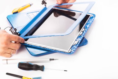 Mühendis mavi dizüstü bilgisayar, bilgisayar ve beyaz arka plandaki ekranı onarır. laptop ekran değişimi. Teçhizatı yükler, işlemci. izole