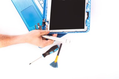 Mühendis mavi dizüstü bilgisayar, bilgisayar ve ekranı tamir ediyor. laptop ekran değişimi. Ekipman işlemcisini kurar