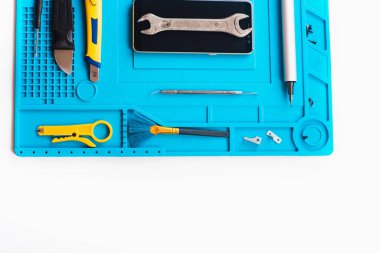 Bozuk akıllı telefonun bazı parçaları tamir etmek ya da değiştirmek için sökülmesinin düz bir görüntüsü vardı. Hasarlı bir cep telefonunu tamir ediyorum. Akıllı Telefon Tamir Aletleri. Üst görünüm