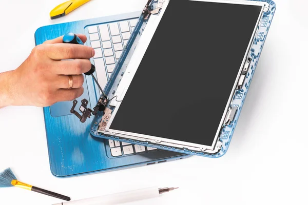 Der Ingenieur Repariert Blauen Laptop Computer Und Den Bildschirm Weißen — Stockfoto
