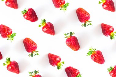 Çilekli. Beyaz arka planda çilek deseni. İzole edilmiş. Ekran için duvar kağıdı. Arka plan konsepti. Güzel duvar kağıdı, arkaplan için resim