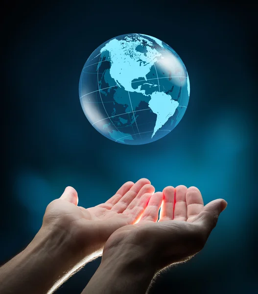 Blå värld i händer — Stockfoto