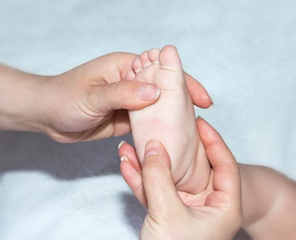 Masaje de pies un bebé — Foto de Stock