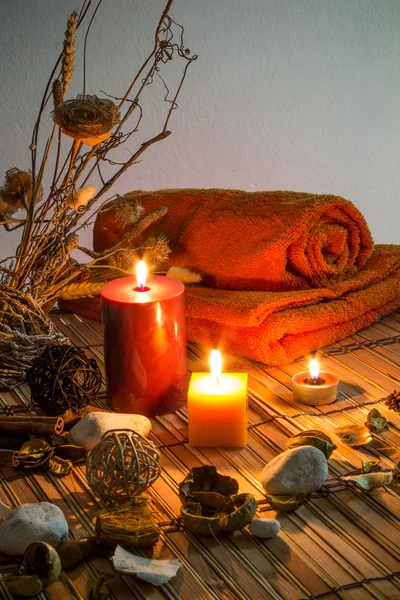 Fiori secchi, candele - cromoterapia - verticale arancione — Foto Stock