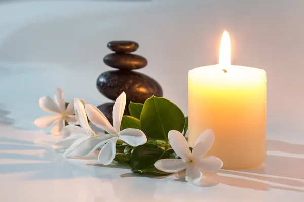 Tiare Blumen, Kerze und Black Stone Spa — Stockfoto