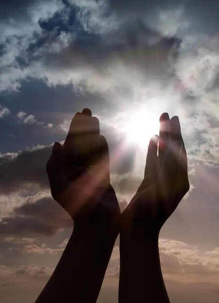 Preghiera con le mani al sole — Foto Stock