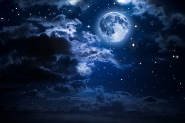 Gecenin içinde ay ve bulutlar