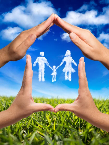 Family symbol in home: hands and clouds in nature — Stock Photo, Image