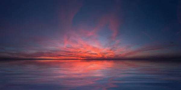 สันติภาพบนท้องฟ้าสีแดง - พระอาทิตย์ตกบนทะเล — ภาพถ่ายสต็อก