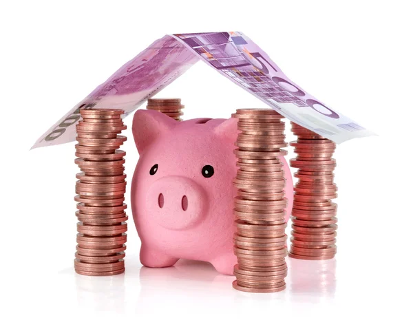 Coloque sua poupança segura - Piggybank na casa de Poupança para projeto imobiliário — Fotografia de Stock
