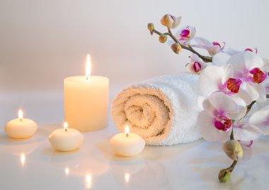 banyo havluları, mumlar ve orkide beyaz için hazırlık