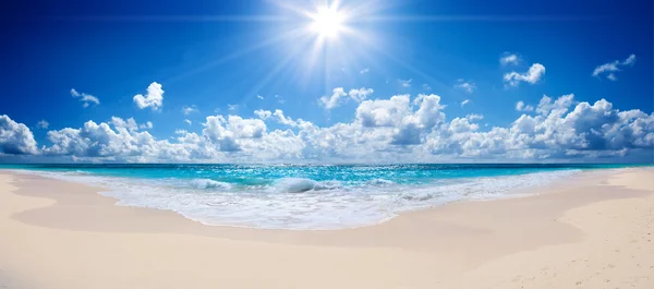 Tropical beach and sea - landscape — Stock Photo, Image