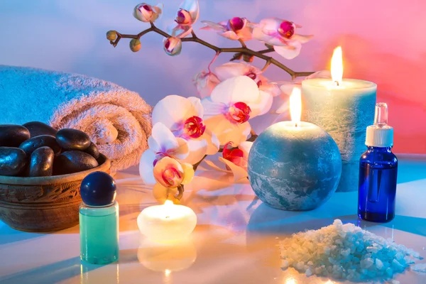 Massage und Aromatherapie - Duftöl, Salz, Kerzen, Orchidee — Stockfoto