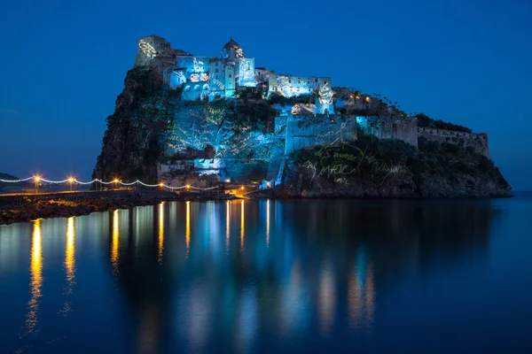 Aragonese kasteel in de nacht — Stockfoto