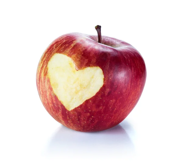 Serce w czerwonym jabłku — Zdjęcie stockowe