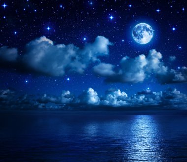 Süper ay yıldızlı gökyüzü ve bulutlar deniz ile