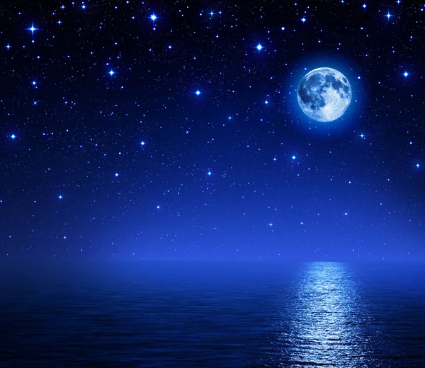 Super moon in starry sky on sea — Stock Photo, Image