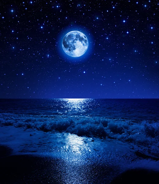 Super moon in starry sky on sea beach — Stock Photo, Image