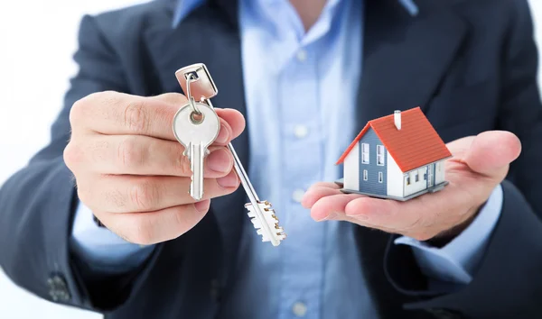 Agente immobiliare consegnare con le chiavi di casa — Foto Stock