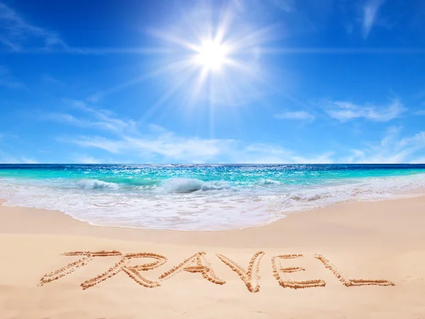 Palabra "viajar" en la playa tropical — Foto de Stock