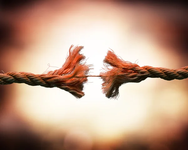 Velha corda quebrada - conceito de tensão — Fotografia de Stock