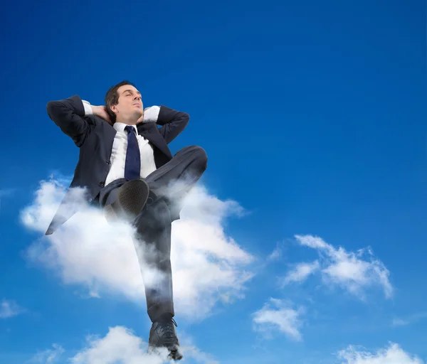 Człowiek relaksujący z głową w chmurach — Zdjęcie stockowe