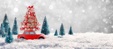 Deforme olmuş ve tanınmayan araba Noel hediyeleri taşıyor.